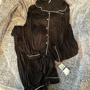Ladies long sleeve/pants pjs in black w white trim. NWT